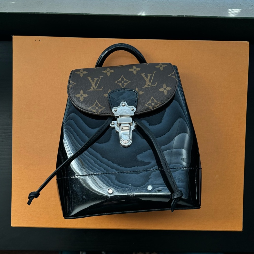 Louis Vuitton Patent Monogram Hot Springs mini backpack in Black🖤